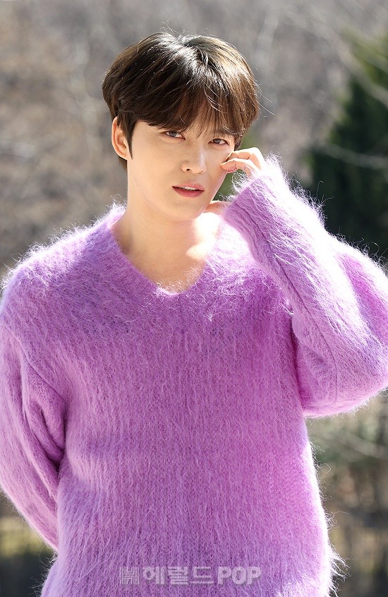 Kkorepo's tweet photo. 【フォト】#キムジェジュン、「#コンビニレストラン」収録のためにKBSに出勤…春色ニットでまぶしいビジュアル
#ジェジュン
https://t.co/gQ2rSkdGxo https://t.co/43d4qEvCZm