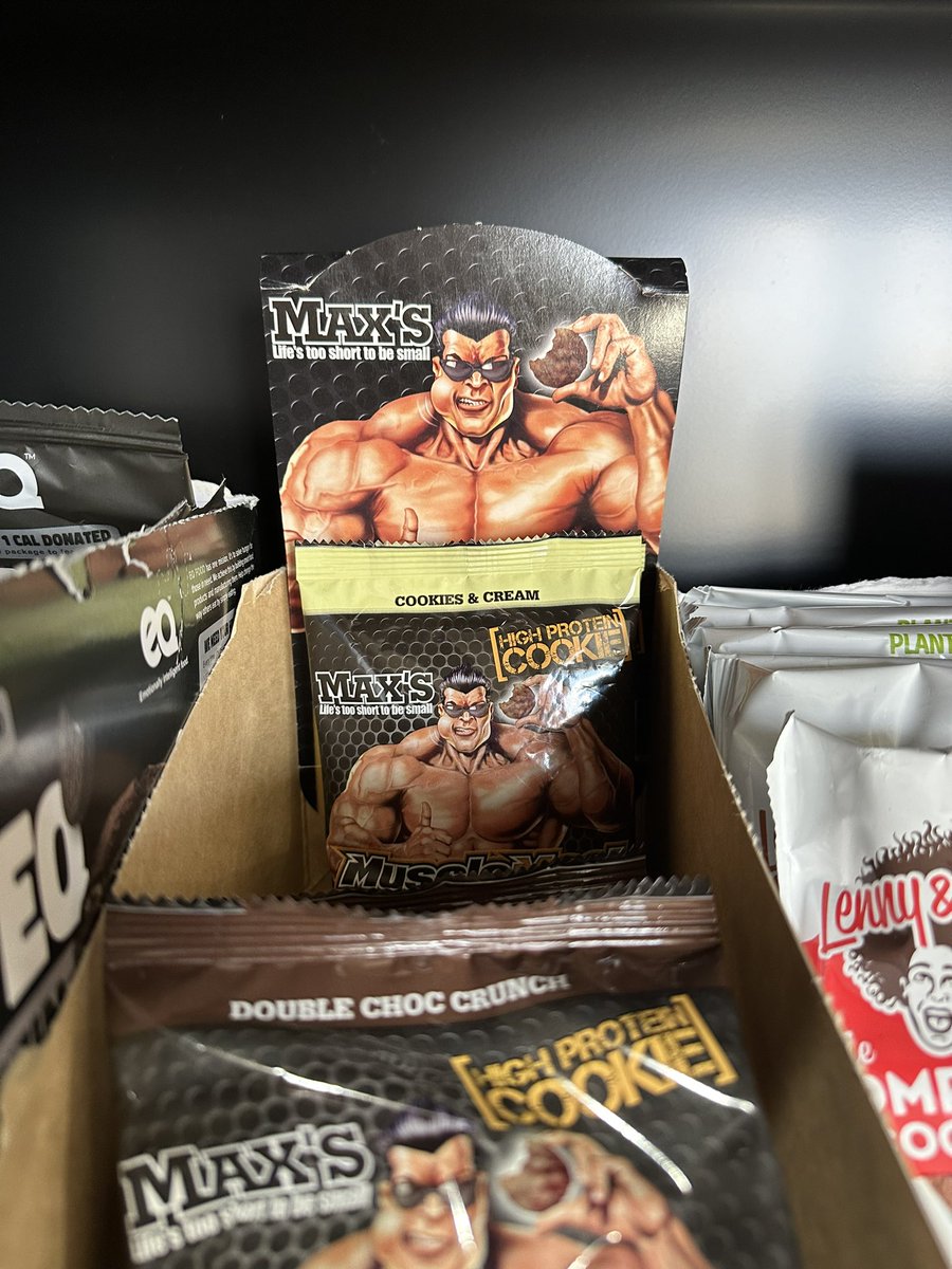 SamMcD5's tweet photo. @BorrachinhaMMA @BorrachinhaMMA why are you selling cookies at my gym mtfk!? https://t.co/b98R3xpt5c