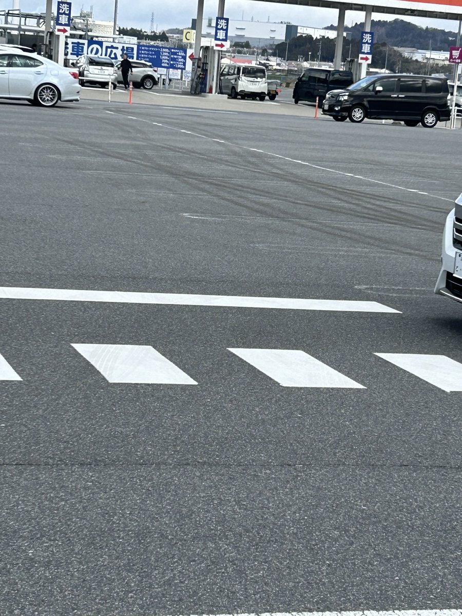 湖南イオンのタイヤ痕えぐいな