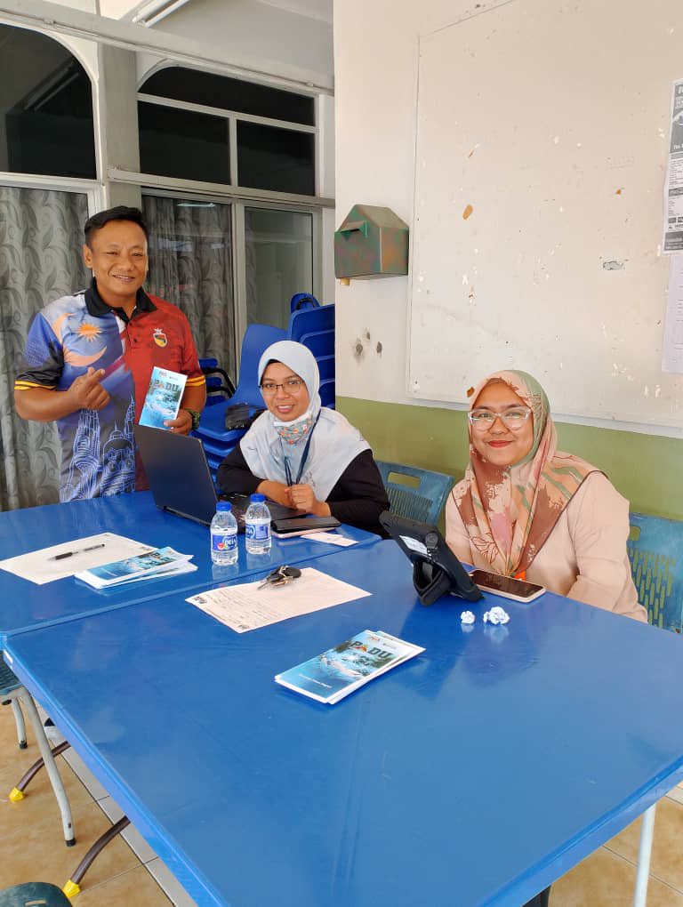 DOSMN9's tweet photo. 9 Mac 2024 (Sabtu) | Kaunter #PADU turut dibuka di Surau An-Nur Kampung Sentosa Jaya, #Paroi Seremban hari ini. Penduduk kampung sekitar seawal pagi hadir bagi melaksanakan pendaftaran dan pengemaskinian maklumat profil individu ke dalam sistem #PADU.
Orang ramai yang berdekatan adalah dijemput untuk hadir bagi melaksanakan pendaftaran dan pengemaskinian maklumat profil ke dalam sistem #PADU.
Jangan lupa bawa bersama:
✅Telefon bimbit
✅Kad pengenalan
✅Salinan akaun bank
✅Salinan kad pengenalan semua ahli isi rumah
Sentiasa ikuti kami di DOSM Negeri Sembilan untuk mengetahui Kaunter Fizikal Terkini yang dibuka. Anda juga masih boleh mendaftar dan mengemaskini profil anda secara online di portal PADU sehingga 31 Mac 2024 di https://t.co/tpG7e7RFC3.
@StatsMalaysia
@paduofficial_
@JabPeneranganN9
@pmrseremban02
#StatsMalaysia
#DOSMNegeriSembilan
#teamstats9
#PADUSejahtera
#BersihMuafakatSejahtera
#MenerajuAksesDigital
#NegeriSembilan