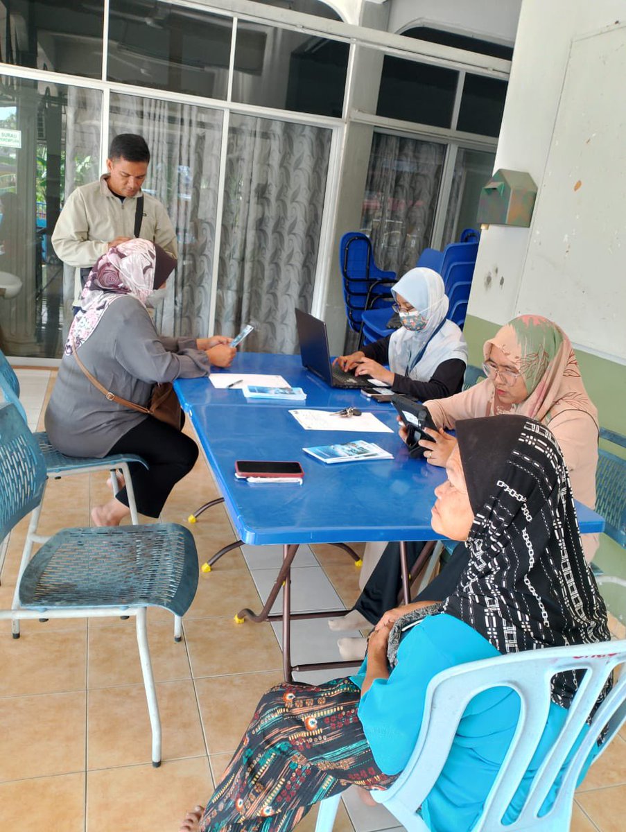 DOSMN9's tweet photo. 9 Mac 2024 (Sabtu) | Kaunter #PADU turut dibuka di Surau An-Nur Kampung Sentosa Jaya, #Paroi Seremban hari ini. Penduduk kampung sekitar seawal pagi hadir bagi melaksanakan pendaftaran dan pengemaskinian maklumat profil individu ke dalam sistem #PADU.
Orang ramai yang berdekatan adalah dijemput untuk hadir bagi melaksanakan pendaftaran dan pengemaskinian maklumat profil ke dalam sistem #PADU.
Jangan lupa bawa bersama:
✅Telefon bimbit
✅Kad pengenalan
✅Salinan akaun bank
✅Salinan kad pengenalan semua ahli isi rumah
Sentiasa ikuti kami di DOSM Negeri Sembilan untuk mengetahui Kaunter Fizikal Terkini yang dibuka. Anda juga masih boleh mendaftar dan mengemaskini profil anda secara online di portal PADU sehingga 31 Mac 2024 di https://t.co/tpG7e7RFC3.
@StatsMalaysia
@paduofficial_
@JabPeneranganN9
@pmrseremban02
#StatsMalaysia
#DOSMNegeriSembilan
#teamstats9
#PADUSejahtera
#BersihMuafakatSejahtera
#MenerajuAksesDigital
#NegeriSembilan
