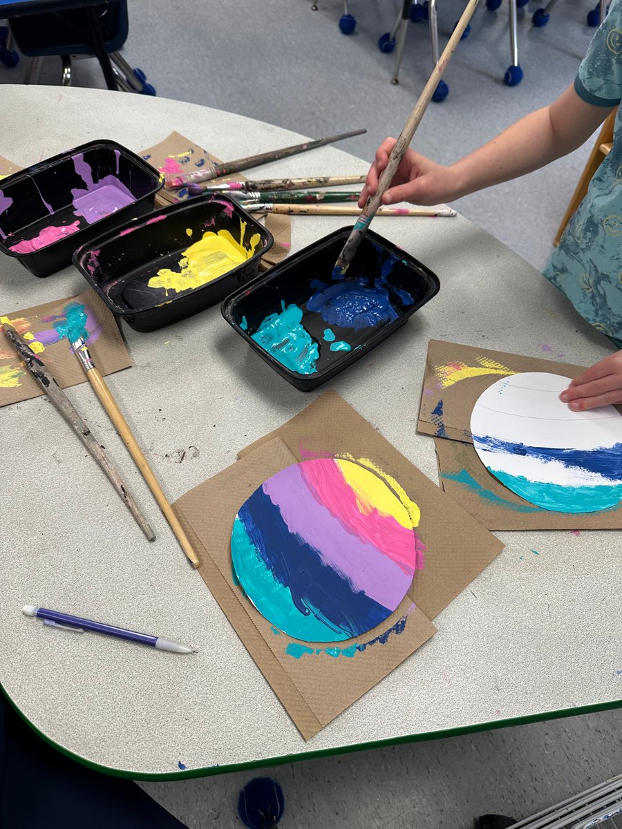 What better way to get students to start thinking about the upcoming Easter season than by incorporating meaningful crafts that initiate ideas about our faith🎨 @EY_uwindsor
