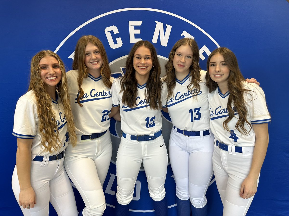 LaurenBaker2026's tweet photo. MEDIA DAY!!! 💙🤍🥎 https://t.co/gj9PrVAJGo