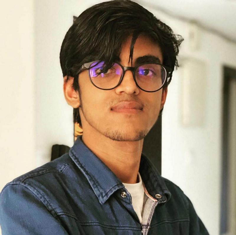 royal77191's tweet photo. @RealMaxtern 
Who is right in this fight?? 😈😈

#Maxtern #ElvishYadav #ShameOnElvish #ArrestElvishYadav #Randomsena #ElvishArmy #MunawarFaruqui

❤️For Maxtern                  🔄for elvish https://t.co/qW5YA5ApmK