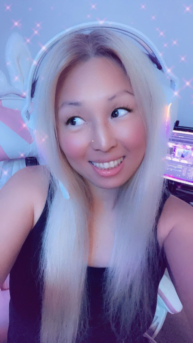 What are you doing on a #fridaynight 👀 #gamergirl #twitchstreamer #streamervibes #selfiequeen #picoftheday #livestreaming #asiangirl #taiwanesegirl #leagueoflegends #supportmain #summonersrift #blondeasian