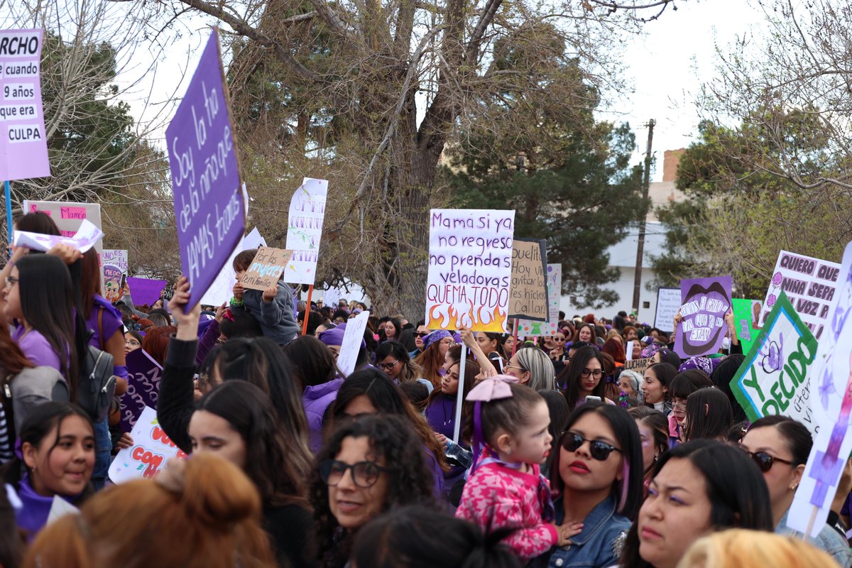 #CiudadJuárez | Cientos de mujeres se concentran por el #8M en el Monumento a Benito Juárez, desde donde marcharán hasta la Catedral y luego al puente internacional Paso del Norte.

📷 <a href="/favia_lu/">Favia Lucero</a>