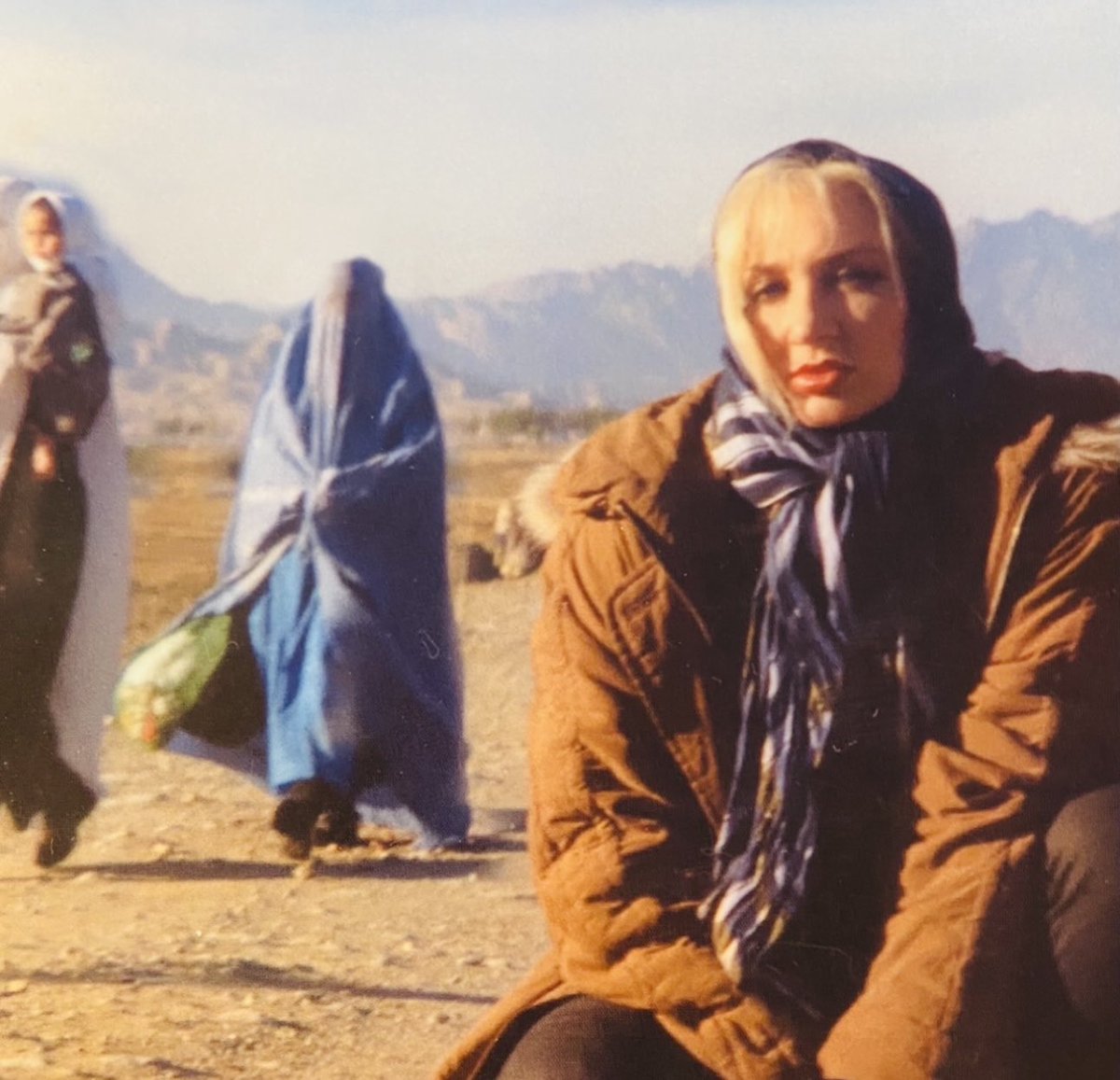 En Afganistán🇦🇫(bajo el régimen talibán) las mujeres tienen prohibido trabajar y estudiar, salir de casa sin un familiar masculino, practicar deporte. Deben cubrirse de la cabeza a los pies con una burka.🇦🇫es una jaula para las mujeres, víctimas de un apartheid de género. #March8