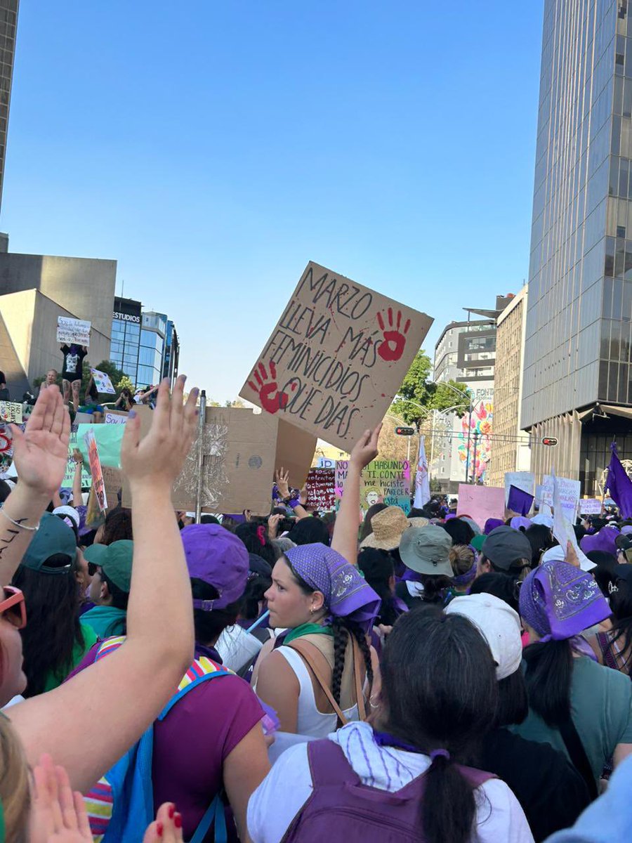 10MPodcast's tweet image. Hoy marchamos por las que ya no están, por las que nos faltan y para que todas podamos salir a la calle libres y sin miedo 💜. #NiUnaMenos