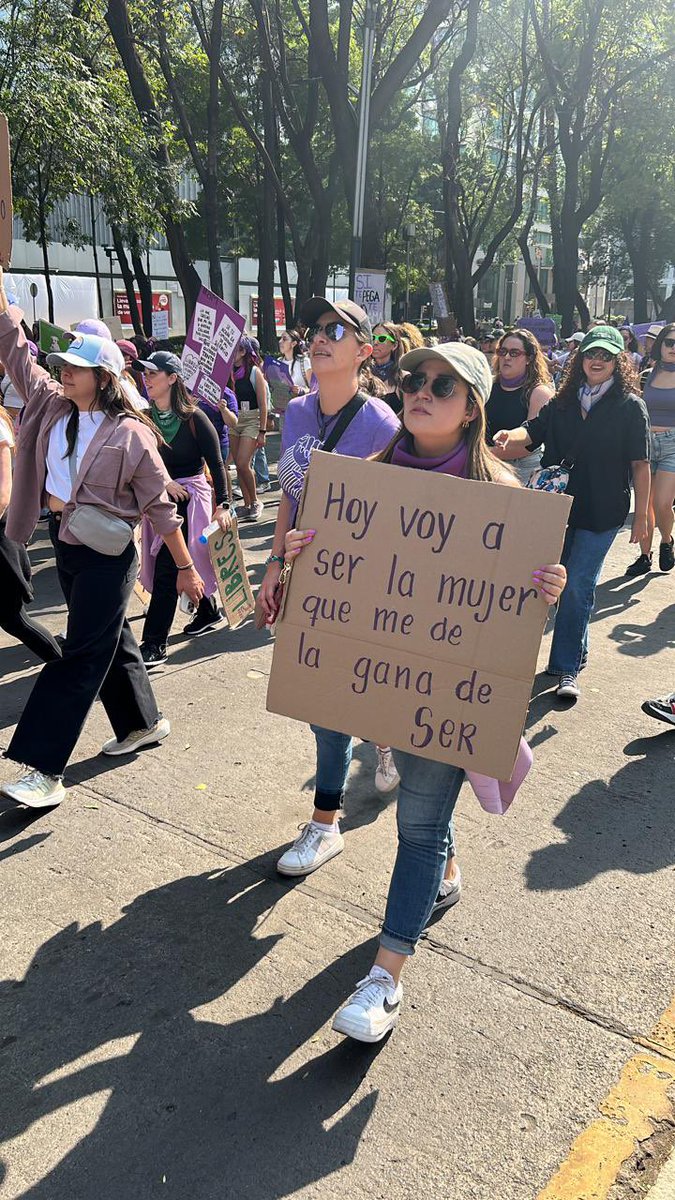 10MPodcast's tweet image. Hoy marchamos por las que ya no están, por las que nos faltan y para que todas podamos salir a la calle libres y sin miedo 💜. #NiUnaMenos