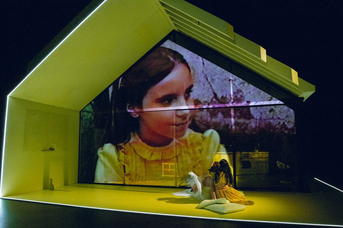 #Misericordia Obra menor de Denise Despeyroux, maestra de la comedia. Una duración excesiva y un texto desequilibrado, que no logra suscitar interés. Logros parciales, exceso de autoficción y escenas suprimibles, Hallazgos atractivos que no compensan lo deslavazado del conjunto