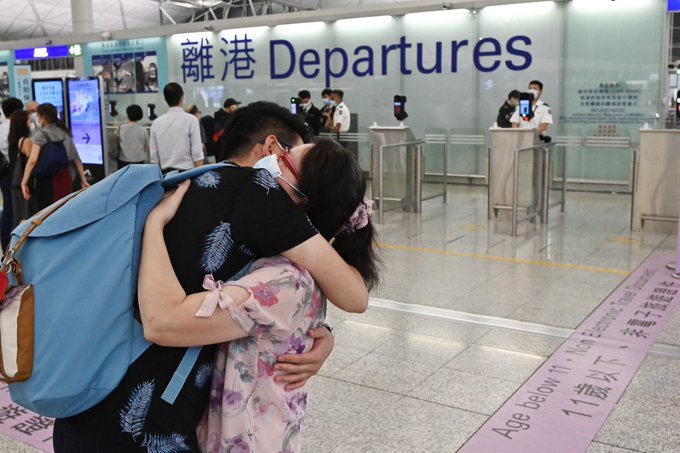 xu96175836's tweet photo. 香港人，上一辈为自由而来，这一辈为自由离港！皆因中共，何其悲哉！ https://t.co/gCFdf8ocaZ