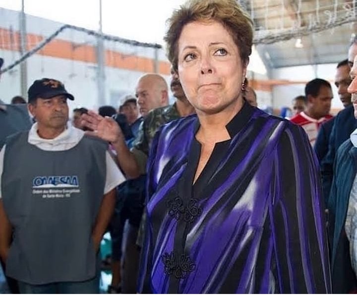 Presidenta Dilma chorando emocionada pela morte de 242 pessoas no incendio da boate Kiss, em 2013.

Na época, Dilma cancelou todos os compromissos para ir até a cidade prestar apoio aos familiares das vitimas.