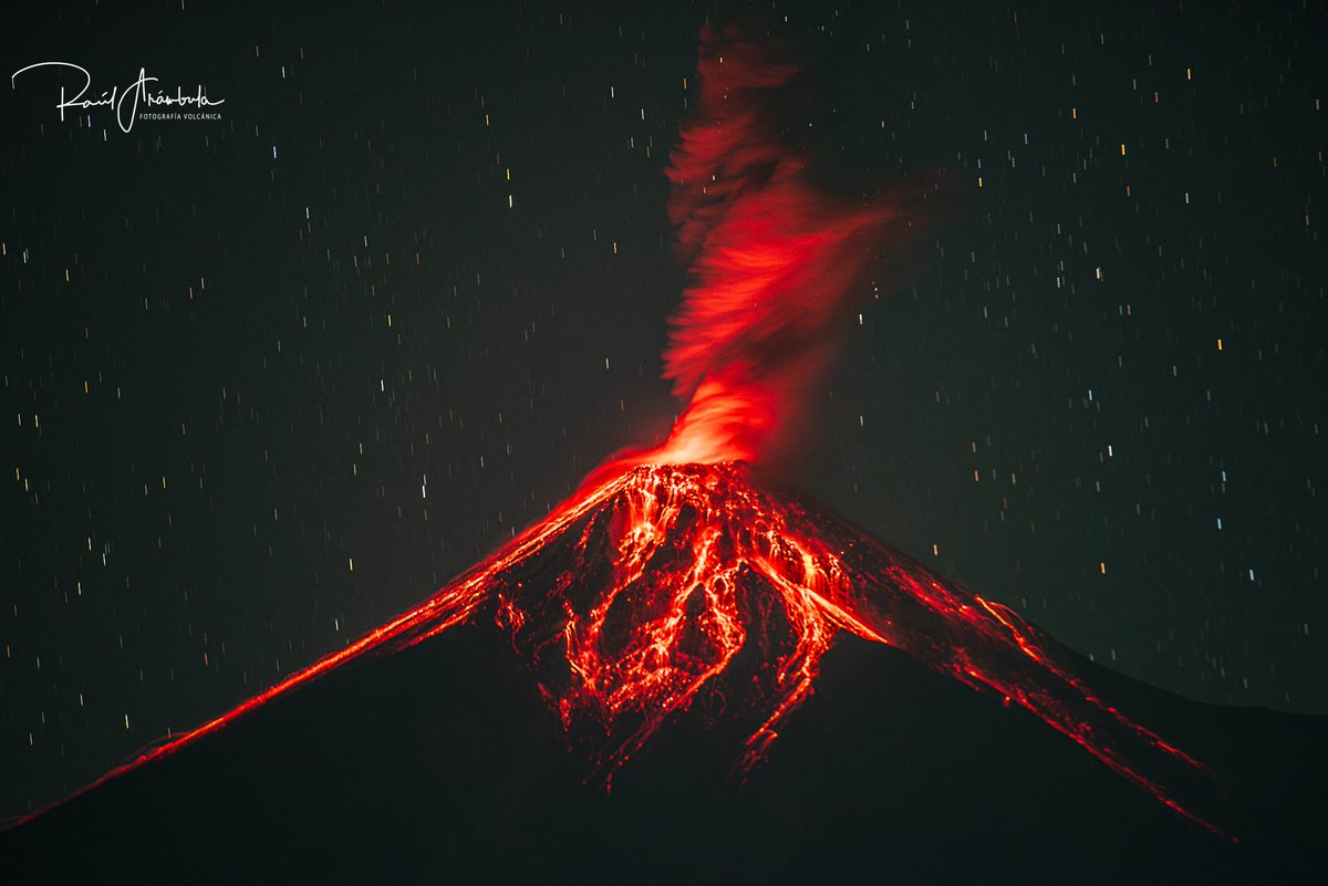 M_Dr_Vulcano's tweet photo. Guatemala
''La Danza de Pele''
Al parecer la diosa del fuego y de los volcanes hawaianos se encuentra en todos los volcanes, aquí la vemos en una explosión del Volcán de Fuego de Guatemala.
#Guatemala #volcandefuegoguatemala #firevolcano #erupción #volcano #volcán #astropaisaje https://t.co/4rQFCZ2P5i