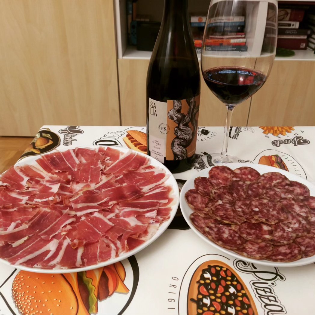 Viernes! Maravilloso jamón y salchichón <a href="/MaxiPortes/">Maxi - hago jamón</a> y grata sorpresa <a href="/FincaSandoval/">Finca Sandoval</a> coupage con equilibrio entre Doña Cuaresma y Don Carnal. Concentración, frutosidad, cuerpo. Ágil, sabroso, fresco. Y brindis por las mujeres, feminismo y plena igualdad
🍷 Salia 2020 <a href="/DOManchuela/">Manchuela Denominación de Origen</a>