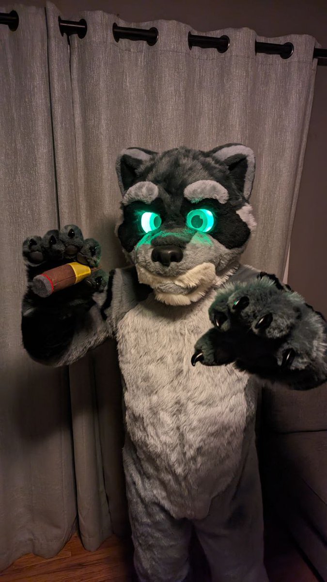 TrashAzmo's tweet photo. Doing my first fursuit Friday. Azmo just woke up so excuse his bedhead https://t.co/hWSsfvy6MB
