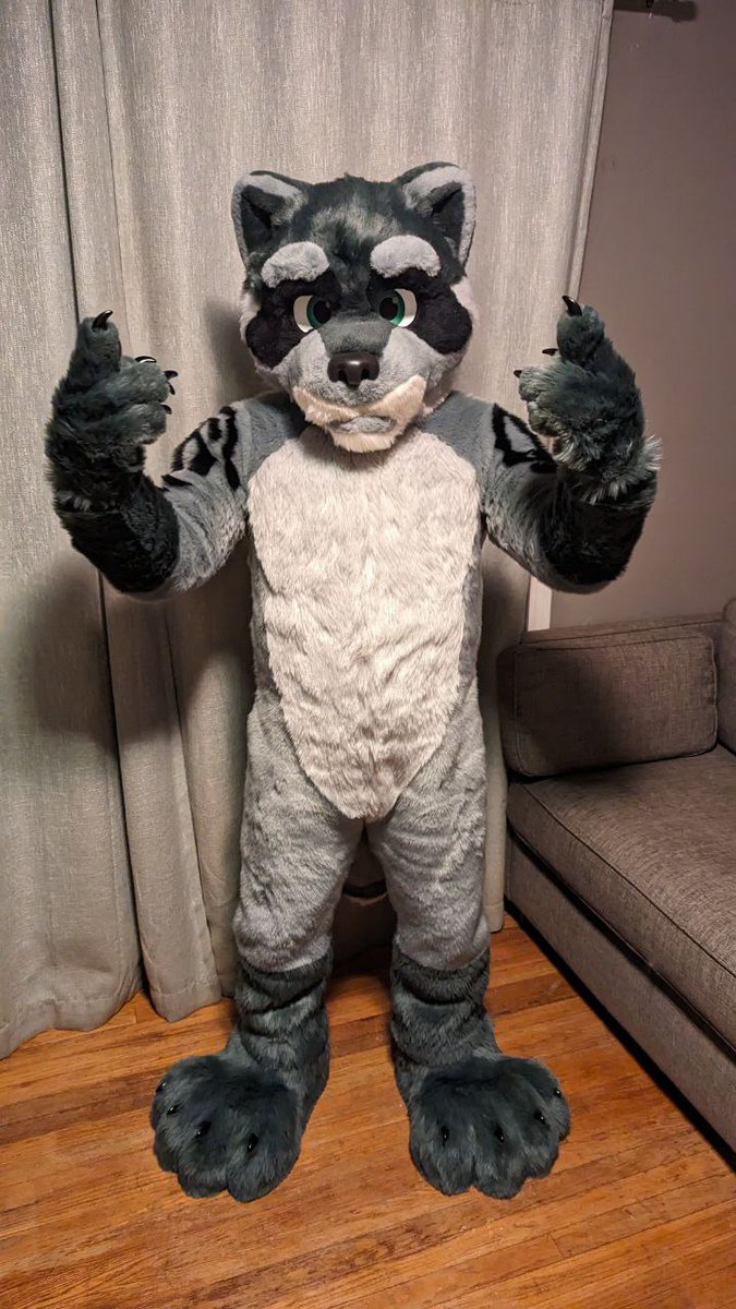TrashAzmo's tweet photo. Doing my first fursuit Friday. Azmo just woke up so excuse his bedhead https://t.co/hWSsfvy6MB