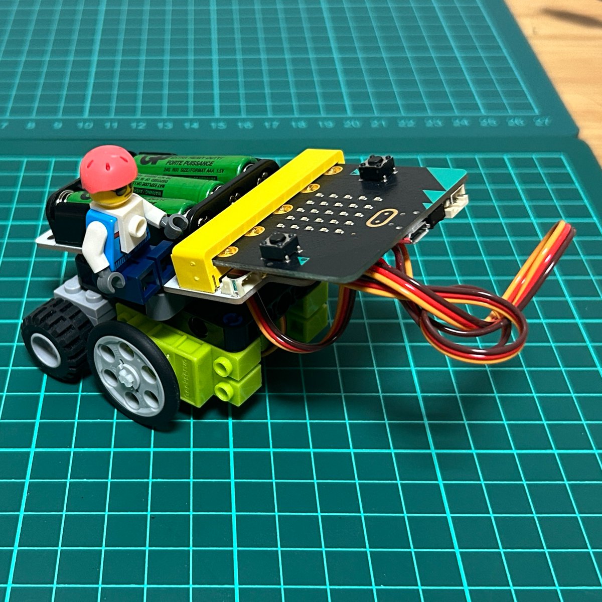CoderDojoNago's tweet photo. #microbit ラジコンカー ちょっと更新しました。
送信機プログラム
https://t.co/5RYiBQ854O
受信機プログラム
https://t.co/Pn5Frz6Z7z
#microbit用ワークショップモジュール #GeekServo #LEGO https://t.co/08cCFpZtXd