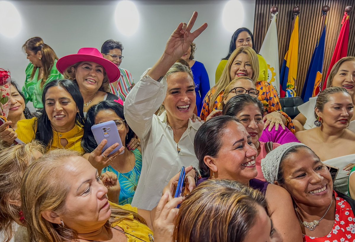 La mujer debe ser honrada por su fuerza, valentía y trabajado duro TODOS LOS DÍAS. Asistimos a la Sesión Conmemorativa por el Día Internacional de la Mujer organizada por la Fundación Lideresas del Ecuador con su representante Anita Oñate y la Central Unitaria de Trabajadores.