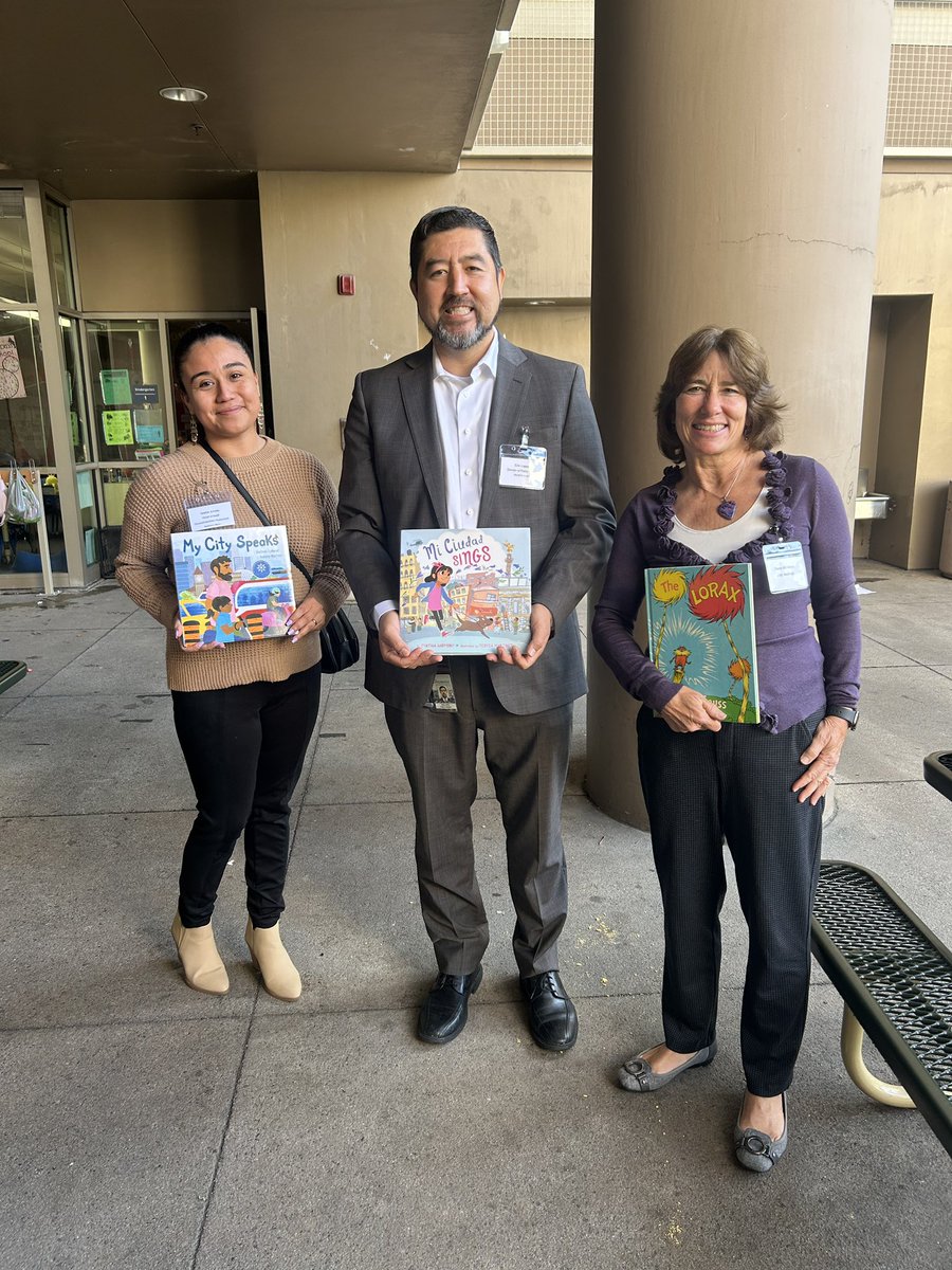 Thank you to our city leaders and employees for coming to celebrate reading with our students. #sísepuede #ReadAcrossAmerica @DrJuanMBenitez @jbaker000 @MsMadrigal22 @LongBeachMayor