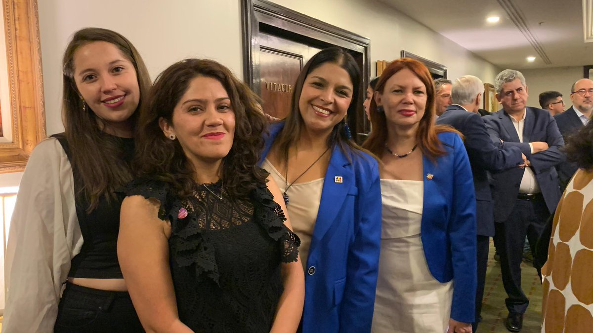Hoy, nuestra Vicepresidenta de la mujer Daniela Barrera  <a href="/dnbarrerac/">Daniela Barrera Carquen✨</a> se reunió, junto dirigentes del Socialismo Democrático chileno con el Jefe del Gobierno Español, Pedro Sánchez del  Partido Socialista Obrero. PSOE .