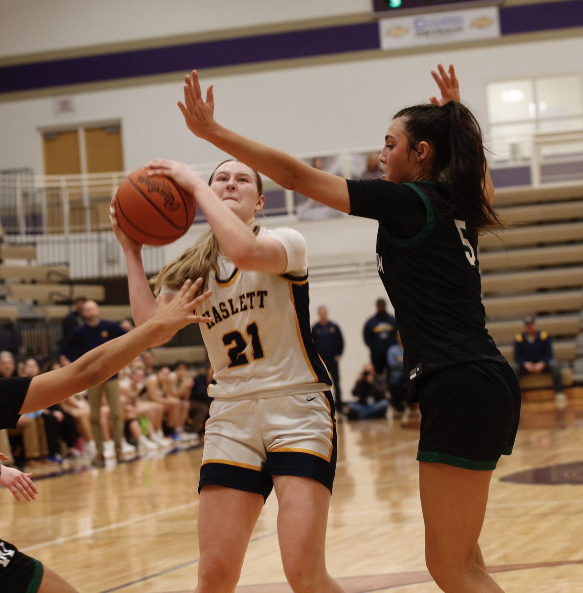 Halftime @WHSGirlsBball trail @HaslettGBB 26-20 @WillyAthletics @LansingHerald @HaslettAthletic