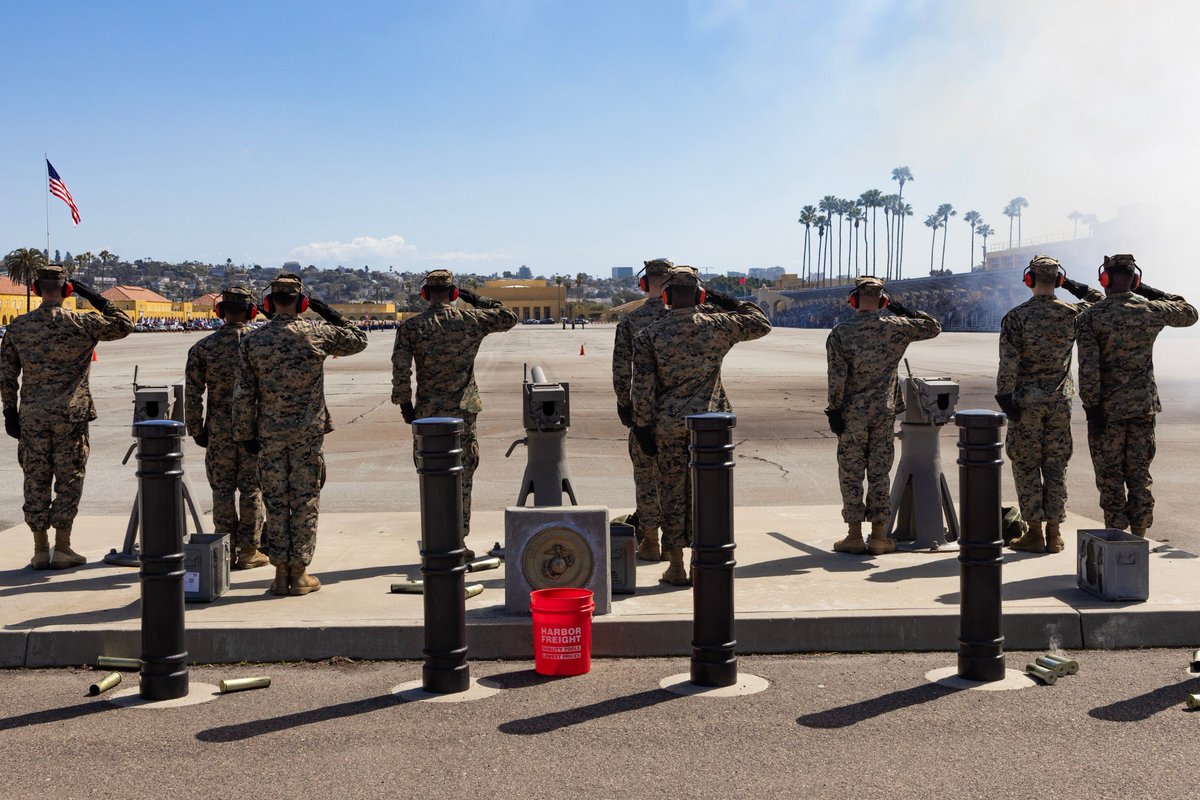 Today #MCRD welcomed Lt. Gen. Brian Cavanaugh, commanding general of Fleet #Marine Force #Atlantic @MARFORCOM. A ceremonial 40mm cannon salute was fired in his honor. @USMC @USMarineCorps