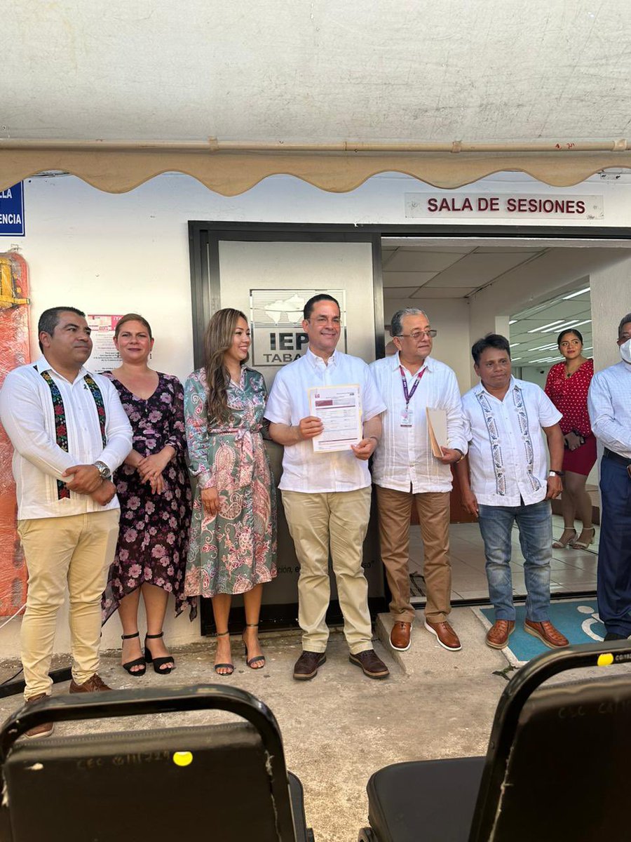 CalicheIRos's tweet photo. Hace unos momentos me registré como candidato a diputado local por el Distrito 10 de Centro, Tabasco, ante el @IEPCTabasco.

Estoy sumamente emocionado y agradecido con la confianza de mi partido @MorenaTabasco. Mi convicción es clara: “con el pueblo todo, sin el pueblo nada”. https://t.co/ESWofeLAFr