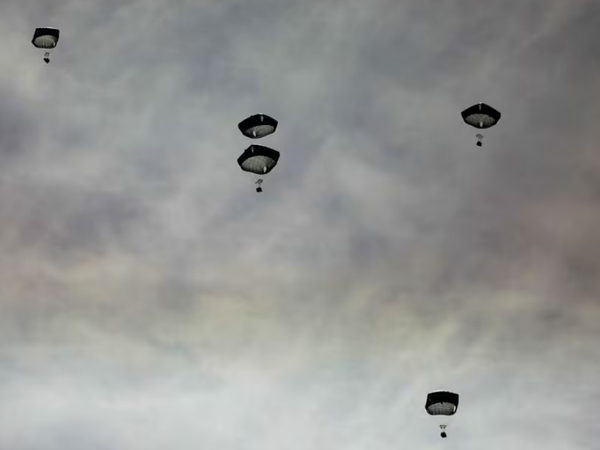 ani_digital's tweet photo. Five killed, several injured as parachute fails to open during aid drop in Gaza

Read @ANI Story | https://t.co/ZtorPQYJFV
#Gaza #Aid #IsraelHamasWar #AidDrop https://t.co/45AckXQA6M