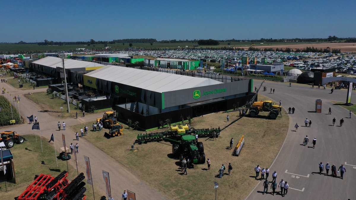 [THE BEAST]. Cerca de 2 millones de dólares costó montar el stand de la multinacional John Deere en la edición 2024 de Expoagro. Un dato sorprendente si te tiene en cuenta que cada concesionario (alrededor de 20) debió pagarle a la marca más de 70 mil dólares para estar adentro.