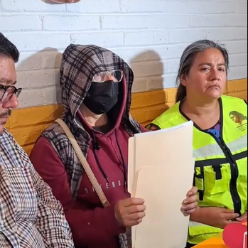saboteamos's tweet photo. Con lágrimas en los ojos y el dictamen pericial en las manos, la madre del compa Kothán de Ayotzinapa, confirma que no había rastros ni de drogas ni alcohol en el cuerpo de su hijo asesinado; la narco policía militar de @EvelynSalgadoP sembró evidencias, EXIGIMOS SU RENUNCIA. https://t.co/s5pYTpPUTa