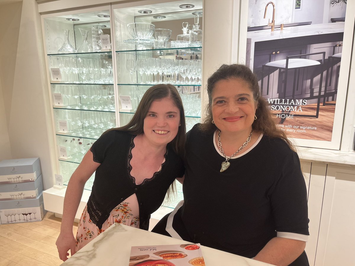 Nikkilynn81989's tweet photo. For National Women’s Day I’m giving a shout out to my three idols @guarnaschelli, @amandafreitag and @ManeetChauhan! Thank you for being inspiring roll models for me! Happy international women’s day! #internationalwomensday #girlpower #QueenAlex #QueenAmanda #QueenManeet 🥰♥️💪🏻🙏🏻 https://t.co/zUMgcLgX7v