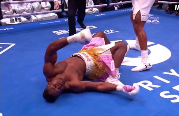 Mannschaftinho's tweet photo. Cette image me terrifie jamais j’aurais cru le voir dans cette position #NgannouJoshua https://t.co/y9YkOU69gt