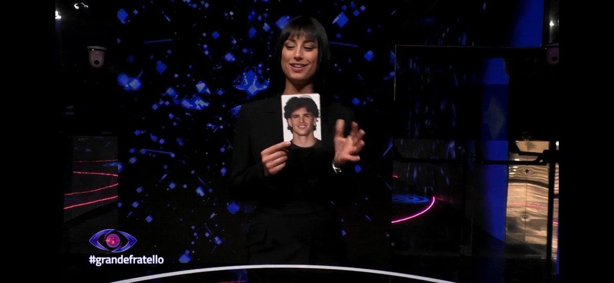 GossipVS's tweet image. PERCHÉ NON ESCI?
LE MIE AMICHE:

PERLINA GO SOLA! #perletti #perlina #grandefratello