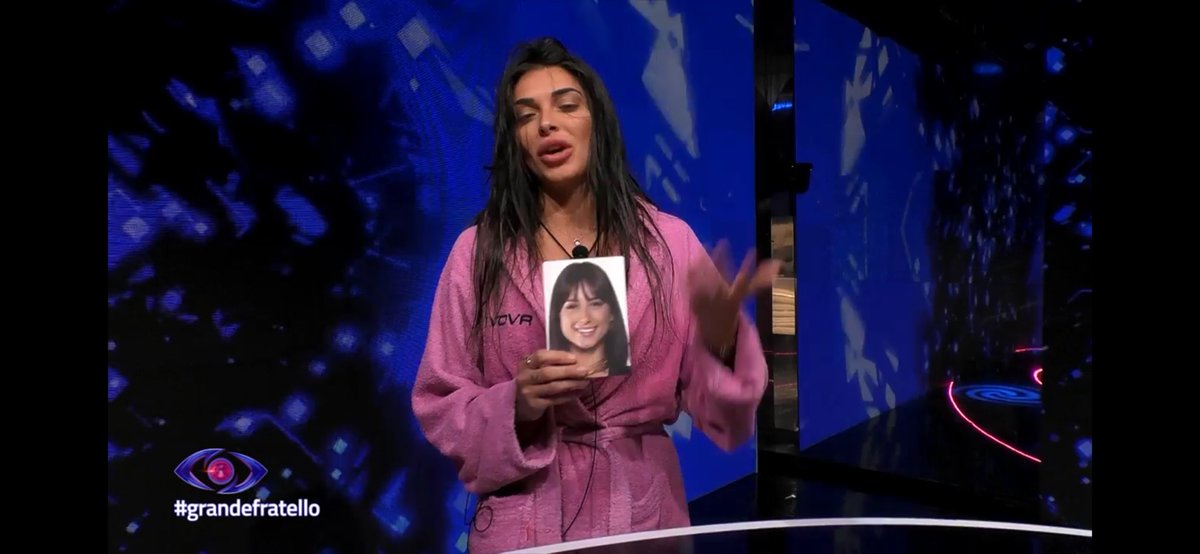 GossipVS's tweet image. PERCHÉ NON ESCI?
LE MIE AMICHE:

PERLINA GO SOLA! #perletti #perlina #grandefratello