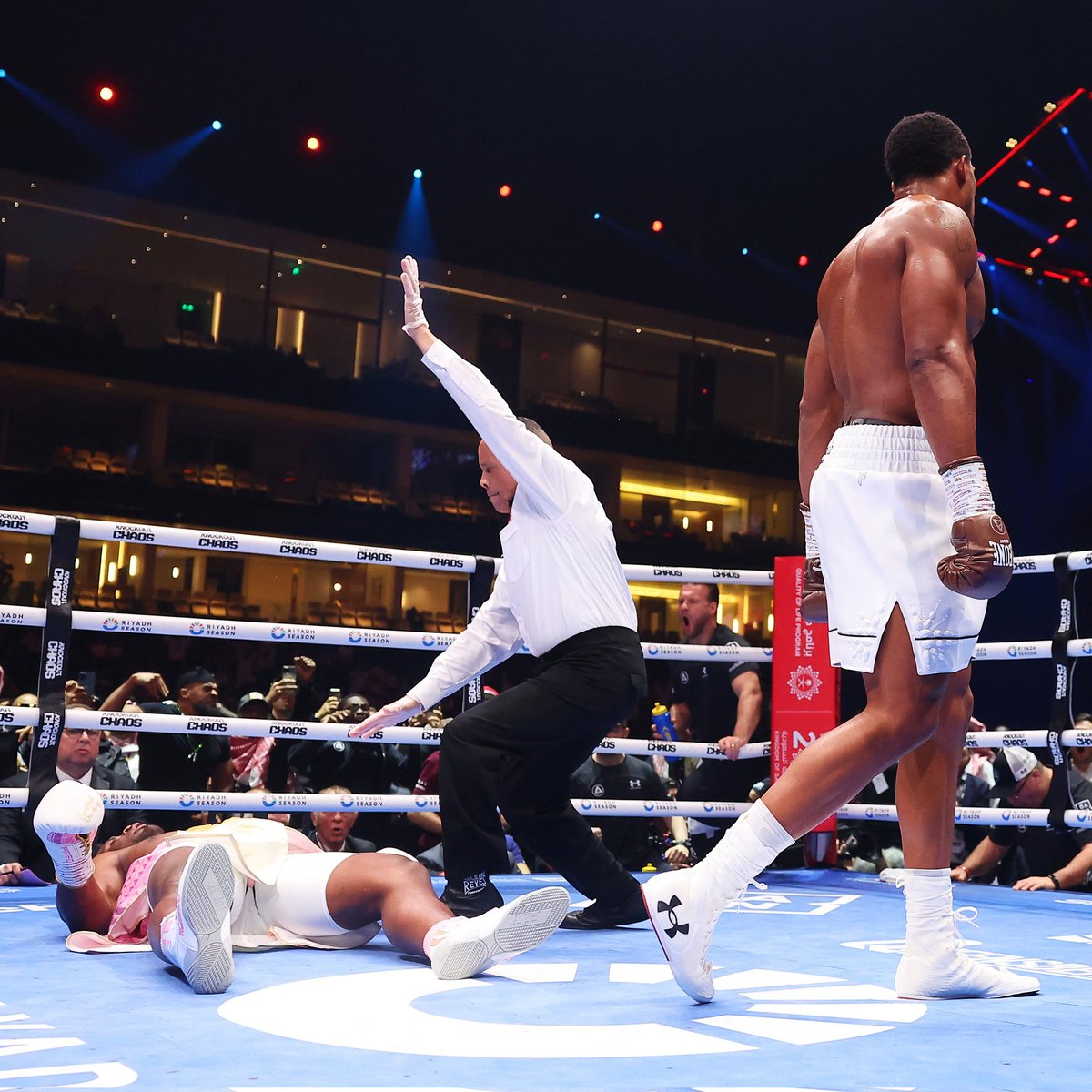 🥊Joshua fue demasiado para Ngannou.

🥶 De los posibles desenlaces que podria haber tenido la pelea, este era el menos esperado. Dominio absoluto de Joshua, que pegada. 

🤔 ¿Volverá el británico a lo mas alto o simplemente se lo tomó más en serio que Fury?