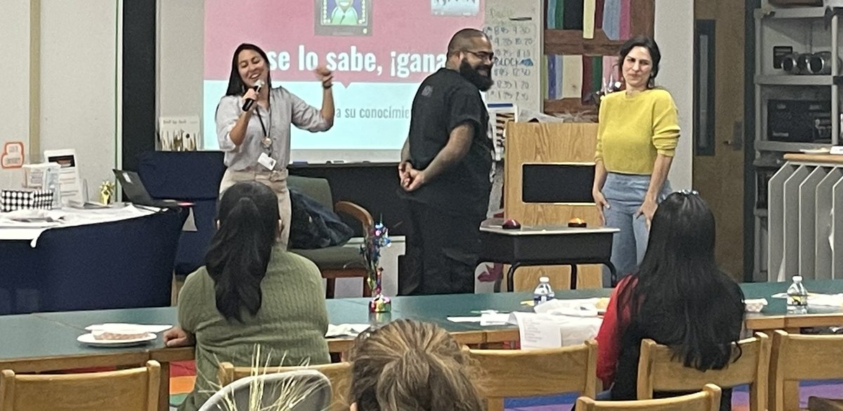 Los padres compiten en un concurso amistoso de trivia de la Escuela Primaria Padres Latinos de Hope Valley de esta noche. ¡Gracias familias por apoyar nuestro evento!