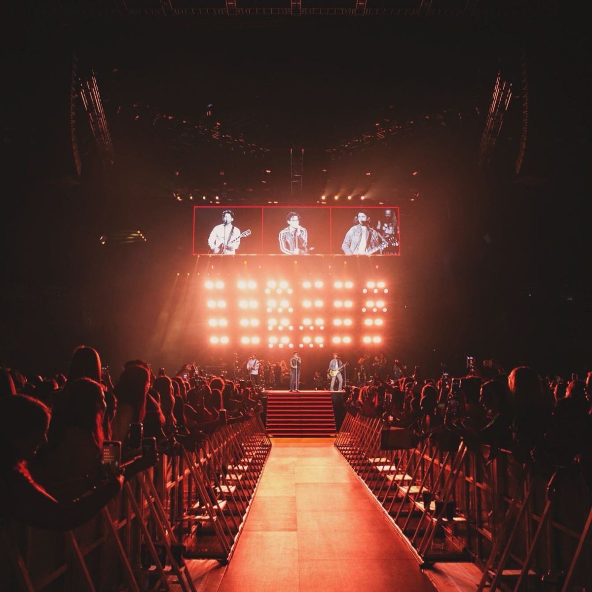 Melbourne 🤝 @jonasbrothers Who else re-lived their childhood last night? 😅