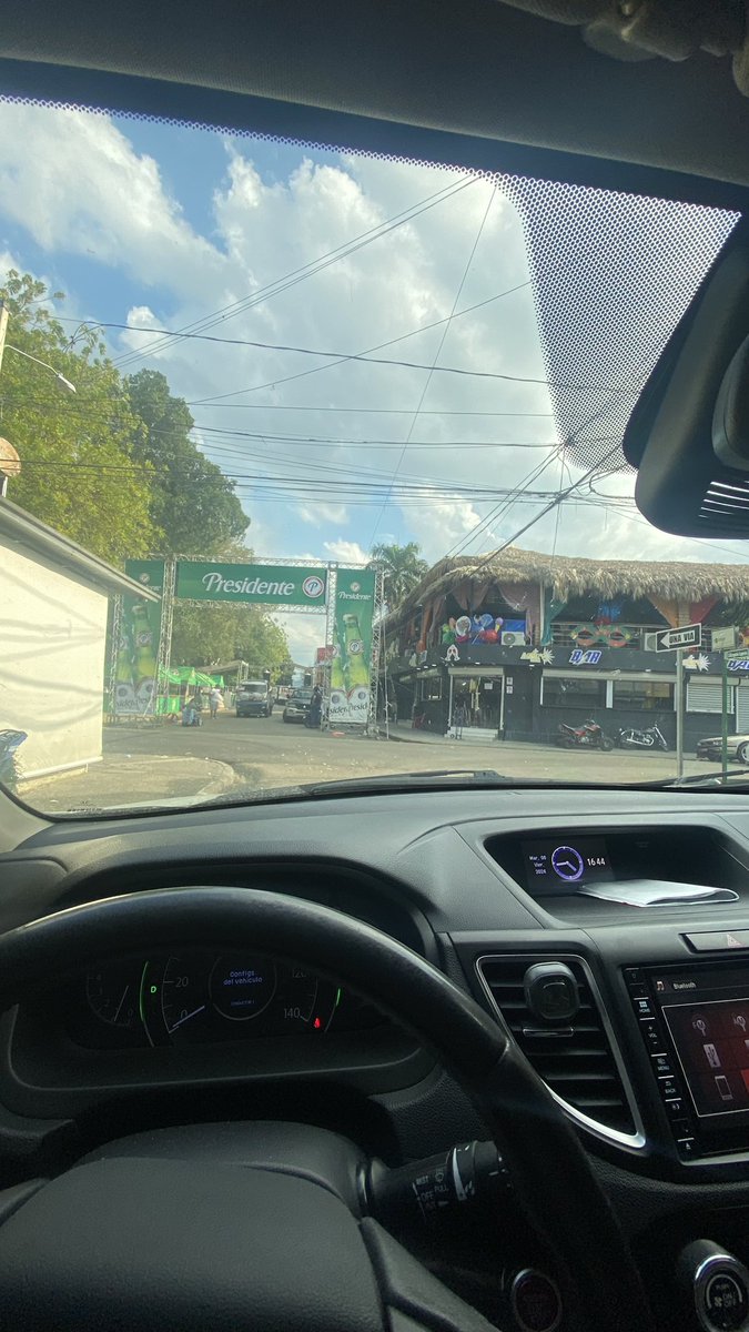 El carnaval de Santiago Rodríguez cada dia se va poniendo mas chiquito en cuanto a los grupos y cueva. Ahora el centro de atención solo será el parque. Buehh