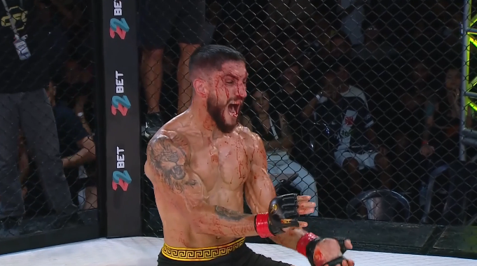 Barrelelapierna's tweet photo. Un ensangrentado Bruno Dantas derrota a Matias Juarez con un mata leon en el 2R y lo remata con un kame hame ha #CFC18 https://t.co/cTslKJamMa