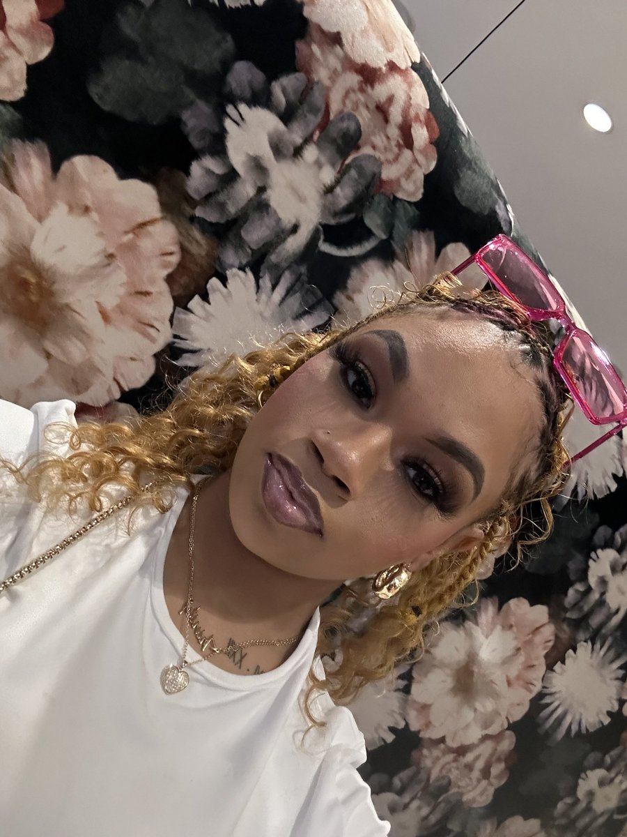 TrinityDynasty's tweet photo. middle finger to you bitches , im to pretty to fw yall bitches🗣️💕. https://t.co/hh94kCzoGh