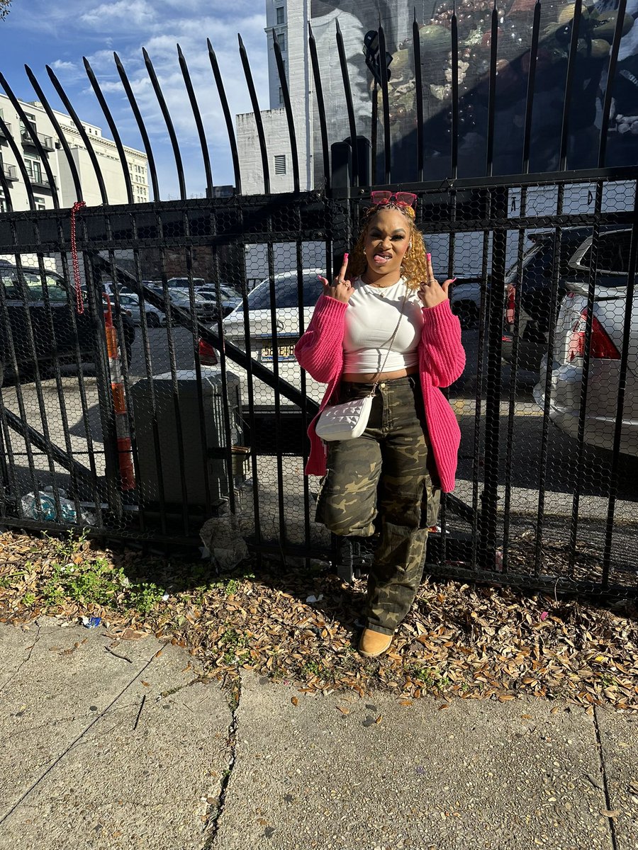 TrinityDynasty's tweet photo. middle finger to you bitches , im to pretty to fw yall bitches🗣️💕. https://t.co/hh94kCzoGh