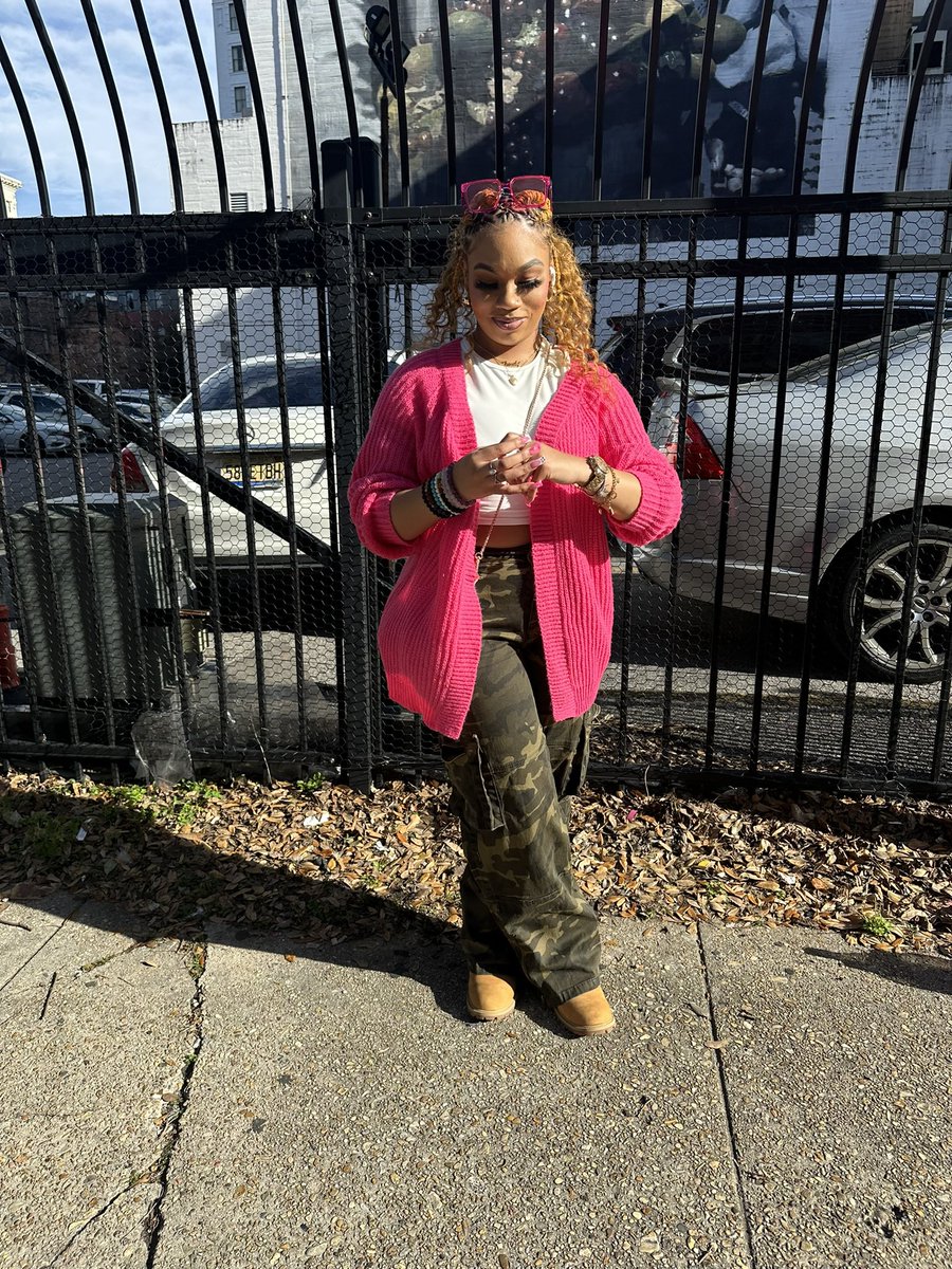 TrinityDynasty's tweet photo. middle finger to you bitches , im to pretty to fw yall bitches🗣️💕. https://t.co/hh94kCzoGh