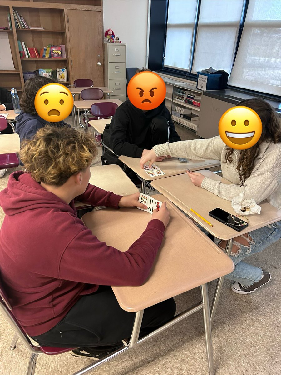 8th graders playing “scopa” to celebrate the last day of Foreign Language Week! 🇮🇹🇪🇸🇮🇹 #cartesiciliane #italiano @WhufsdRams @wh_secondary @WHHumanities