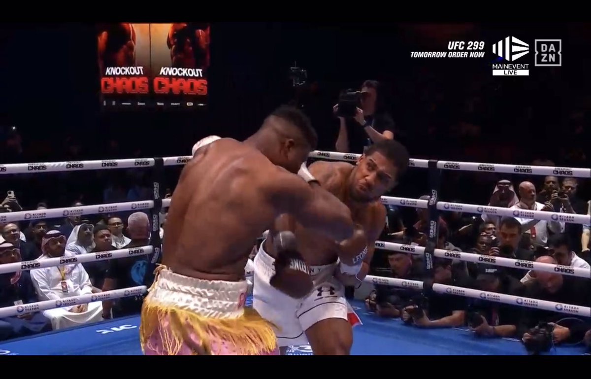 MMcC68's tweet image. That was some punch for the 3rd knockdown. Nice one AJ 🥊