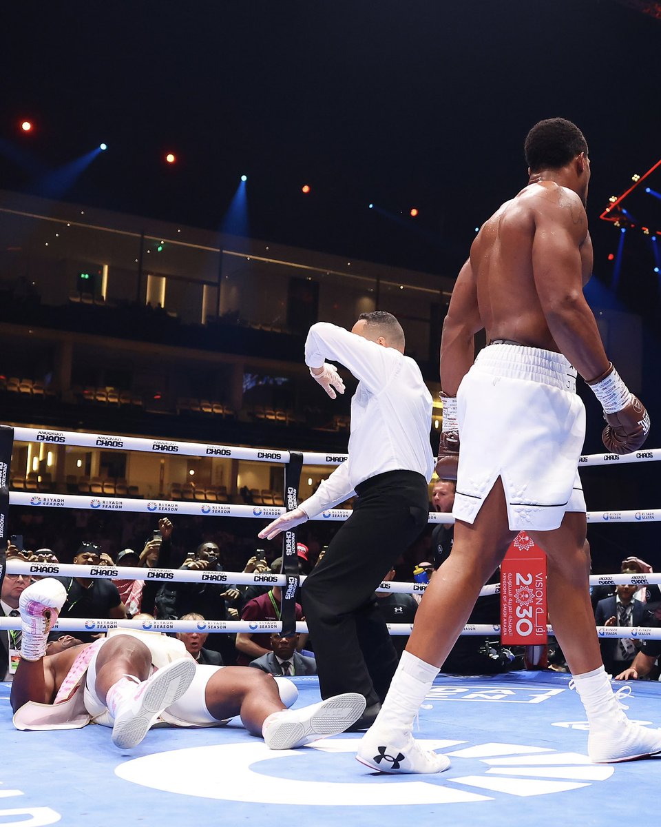 BleacherReport's tweet image. This pic of Anthony Joshua’s knockout against Francis Ngannou is COLD 🥶

(📸: Richard Pelham)