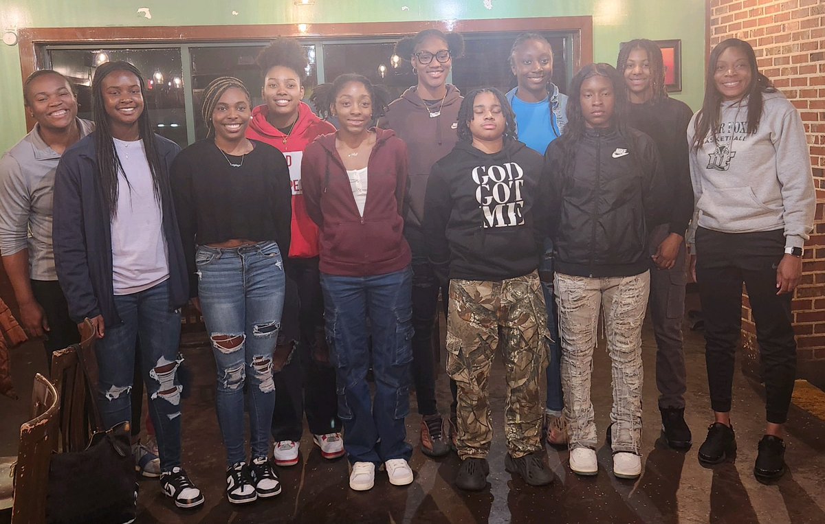 I-26 Classic Columbia Team Eating at Kiki Chicken and Waffle. Major talent on this roster. Two great coaches. Game Time is at 5:00pm. @summerhuechtker @junebugnewyork @@RV_GIRLSHOOPS @1ndiawilliams @Coach_CBush