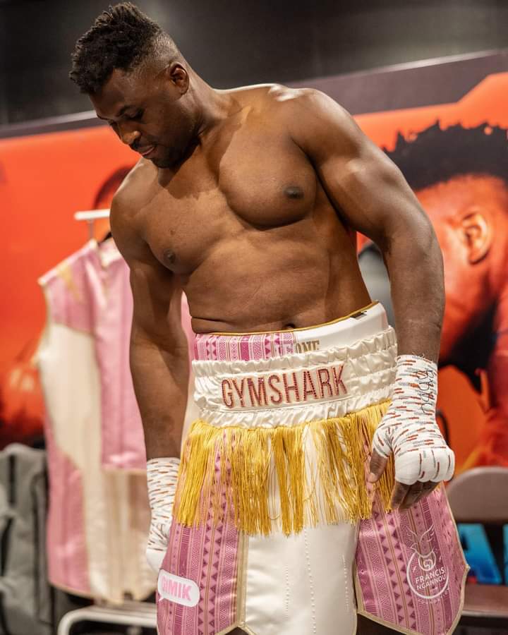 CHED_STENDHALL's tweet photo. C'était même d'abord quelle tchombé "pink-pink" comme ça dion? C'est "Nganou Barbie"?  🥴
BREF HEIN...
LA MAFIA DU PARIS SPORTIF... 
J'ai déa djoss ma part. 
Bonne nuit 🚶🏾

#NgannouVSJoshua https://t.co/SZn4xmaDp7
