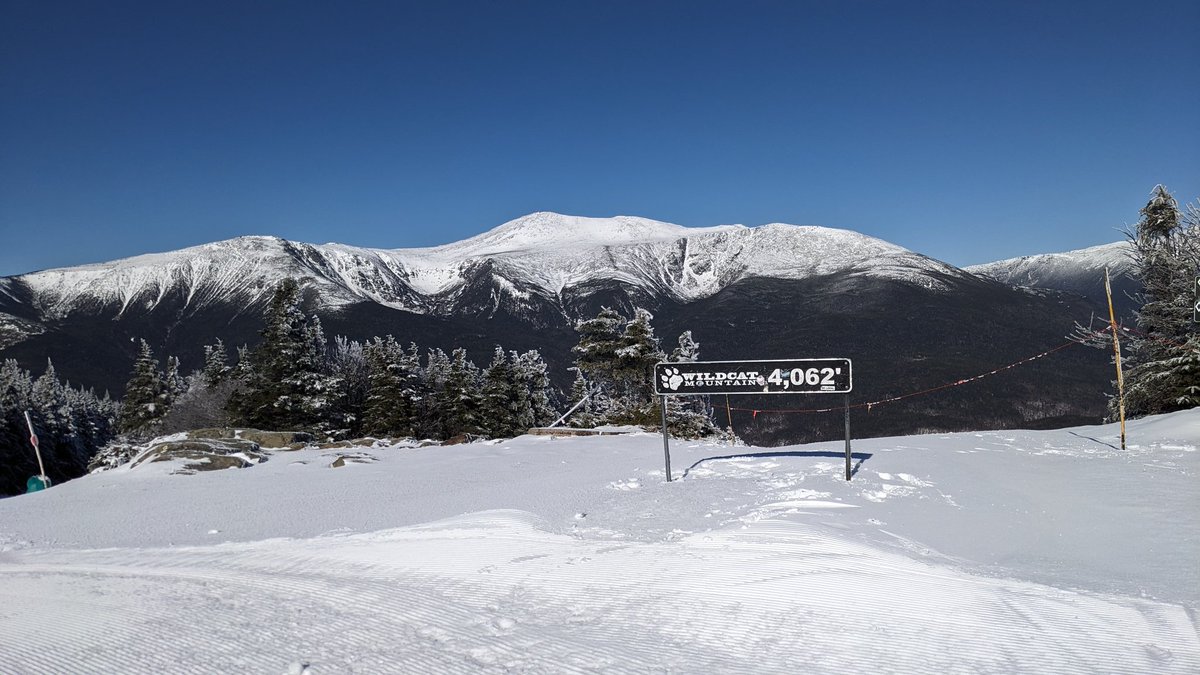 SkiRexMedia's tweet photo. I'm sure everyone takes a photo similar to these, but that view is undeniable. Looking out at Mt. Washington from @skiwildcat. Thank you to Wildcat and the Epic Pass for having me as a guest. #skiing #TeamEpic https://t.co/1KIoHJDnIg