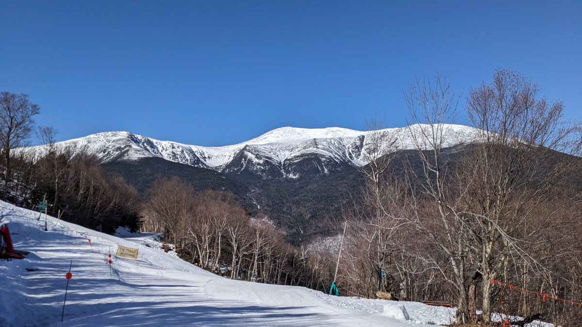 SkiRexMedia's tweet photo. I'm sure everyone takes a photo similar to these, but that view is undeniable. Looking out at Mt. Washington from @skiwildcat. Thank you to Wildcat and the Epic Pass for having me as a guest. #skiing #TeamEpic https://t.co/1KIoHJDnIg