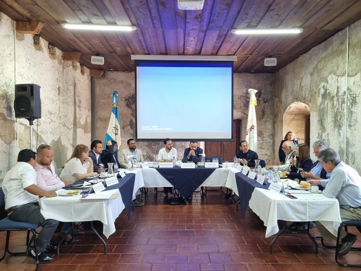 Esta tarde se discutieron reformas al Decreto 60-69 Ley Protectora de La Antigua Guatemala (delimitar su perímetro, por ejemplo). Participaron el delegado de Unesco, el Consejo Nacional Para la Protección (CNPAG), alcaldes de #LaAntigua, #CiudadVieja, #Jocotenango y #Pastores.